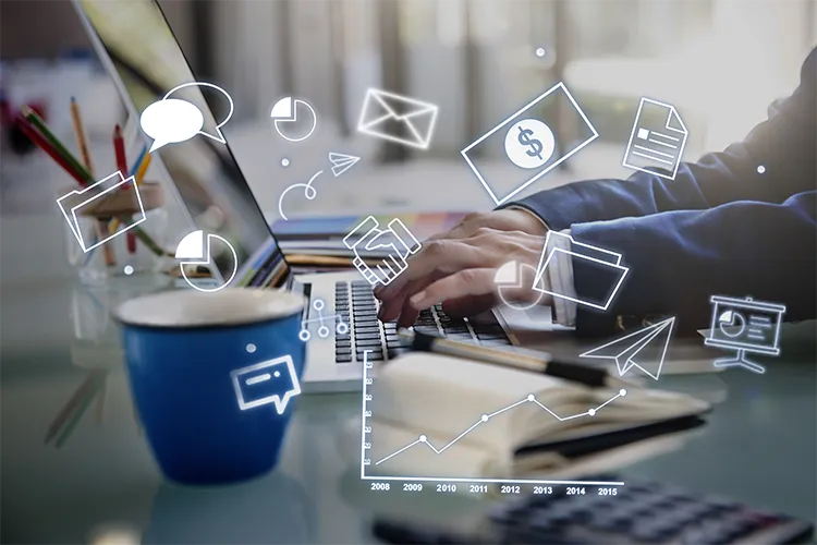 Pessoa pesquisando informações sobre agências de marketing digital em um computador, analisando opções e estratégias online.