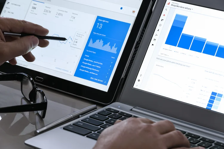 Comparação entre Google Ads e Social Ads para uma estratégia de tráfego pago.