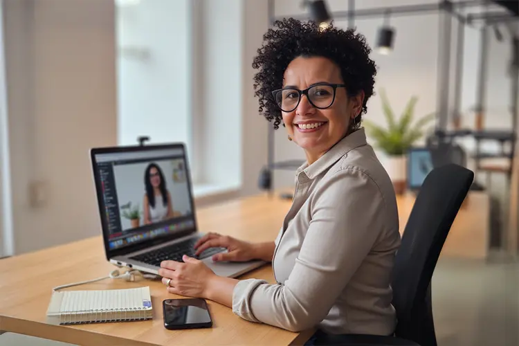 Close de notebook com dashboard de marketing: cartões de CPL, Custo por MQL, Taxa de qualificação e ROI, gráfico “Leads por canal (Inbound vs Outbound)” e pequeno heatmap de lead scoring.