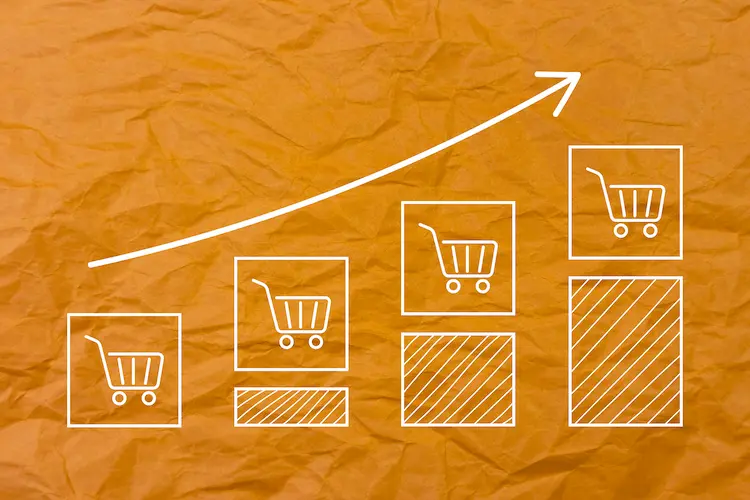 Infográfico do funil de vendas com tipos de campanhas por etapa: topo (conteúdo e vídeo), meio (leads, webinars, nurturing, remarketing) e fundo (pesquisa Google Ads, Shopping, retargeting, ofertas).