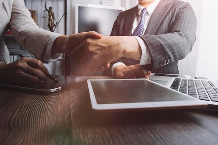 Aperto de mão selando parceria para consultoria de marketing digital entre empresário e consultor