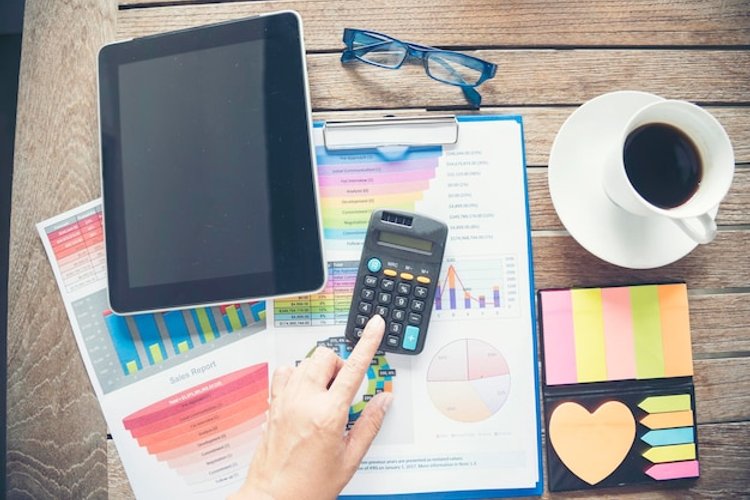 Calculadora e dinheiro representando custos de consultoria de marketing digital em Portugal