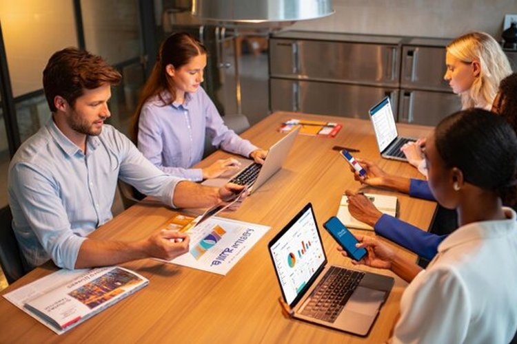 Equipa profissional discutindo serviços de consultoria de marketing digital em reunião