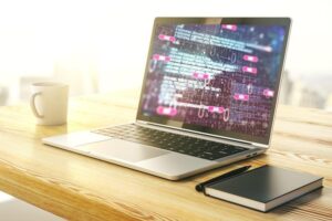 SEO técnico para sites - profissional trabalhando em otimização de website