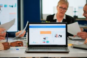 Equipe profissional analisando dados de LinkedIn Ads para B2B em laptops