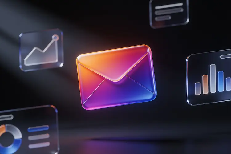 Email marketing: profissional a gerir campanhas digitais no laptop