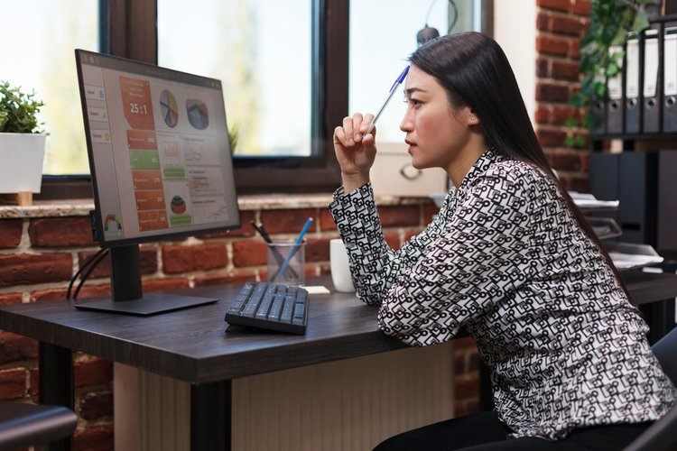 Profissional de marketing a criar estratégia de anúncios em Meta ads no computador