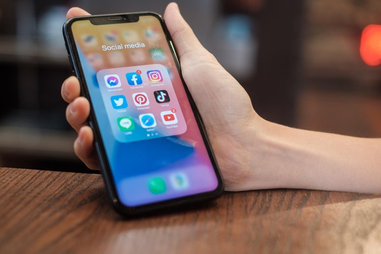 Equipa de marketing digital a planear campanhas de Meta ads no Facebook e Instagram