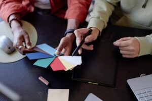 Equipa criativa a trabalhar num projeto de Rebranding de marca