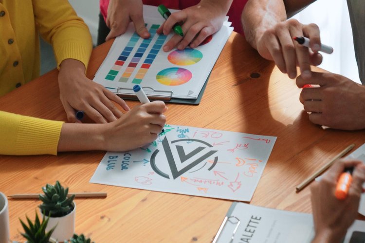 Reunião de estratégia para identificar sinais de que a marca precisa de um rebranding