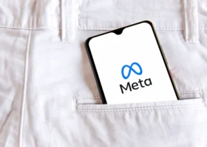 Equipa de marketing digital a planear campanhas de Meta ads no Facebook e Instagram